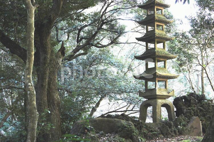 成田山の石の灯籠 塔,成田山,和風の写真素材