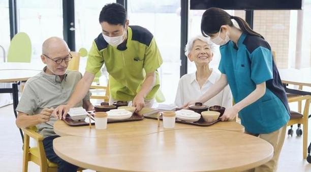 介護施設で食事を待つ高齢者 介護施設で食事を待つ高齢者 介護施設,食事,待つの写真素材