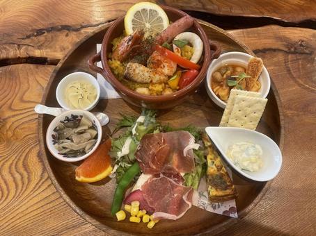 パエリアランチ パエリア,ランチ,生ハムサラダの写真素材