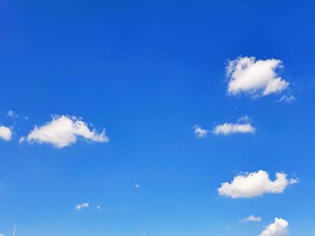 青空にポッカリ浮いた白い雲_背景画像 青空にポッカリ浮いた白い雲_背景画像の写真