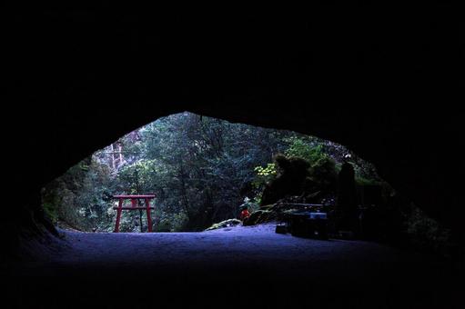 溝ノ口洞穴から望む、神聖な鳥居と光の世界 溝ノ口洞穴,鹿児島県,曽於市の写真素材