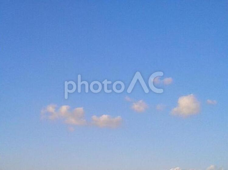 やさしい感じの青空 空,青空,雲の写真素材