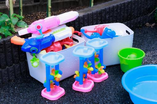 水遊びのカラフル玩具 水遊びのカラフル玩具の写真