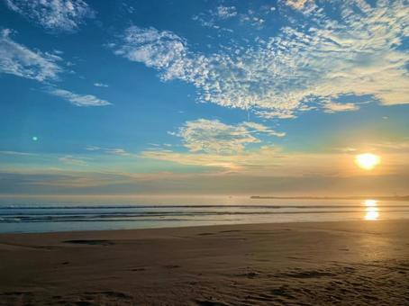 朝焼けの浜辺の写真