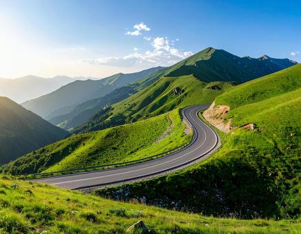 緑の山々を走る絶景道路 緑の山々を走る絶景道路の写真