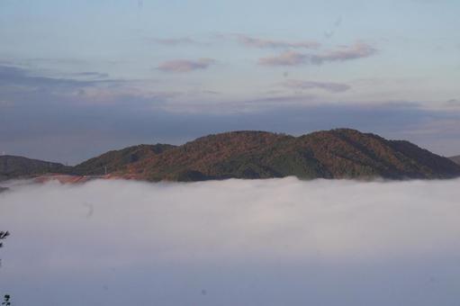 秋の山と雲海 雲海,霧,山の写真素材