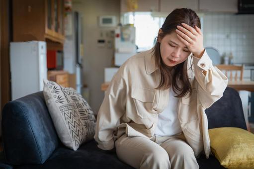 風邪をひいて熱がある女性 体調不良 風邪をひいて熱がある女性 体調不良 風邪,体調不良,熱の写真素材