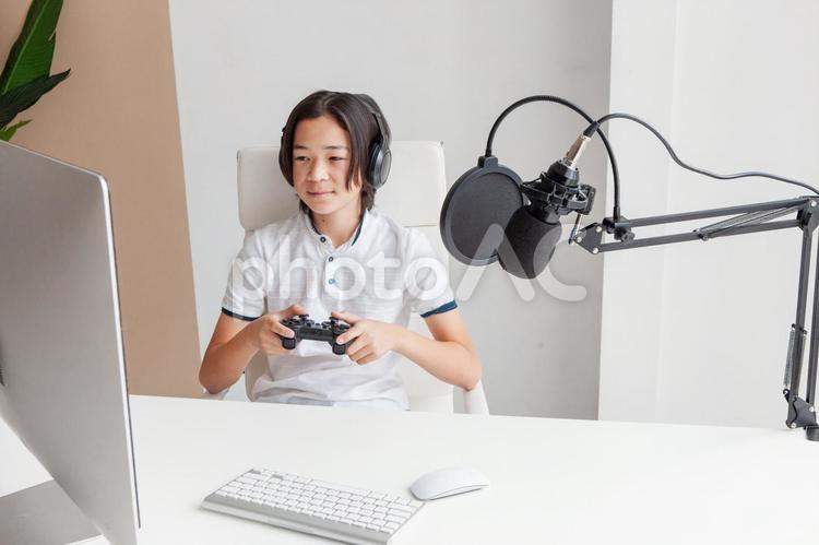 画面を見てコントローラーでゲームをする男性 男性,人物,高校生の写真素材