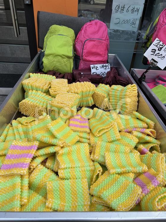 韓国の露天で売られているスポンジタワシ 韓国,スポンジタワシ,生活雑貨の写真素材