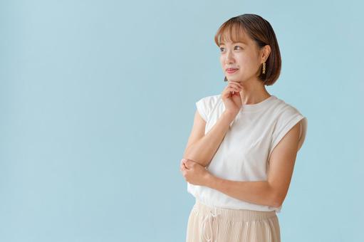 悩む女性 女性,考える,思案の写真素材