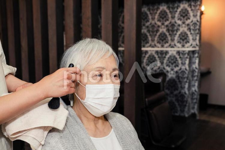 美容室でメイクをする高齢者女性 化粧療法,メイクセラピー,高齢者美容の写真素材