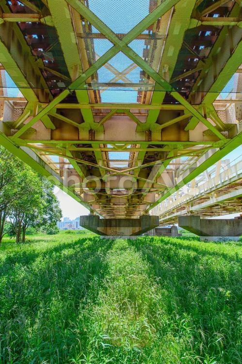 下から眺めた線路 線路,河川敷,土手の写真素材