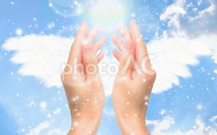 幸を受け取る・幸を届ける 幻想的,神秘的,両手の写真素材