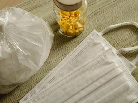 マスクと風邪薬と氷2 マスク,風邪薬,氷の写真素材