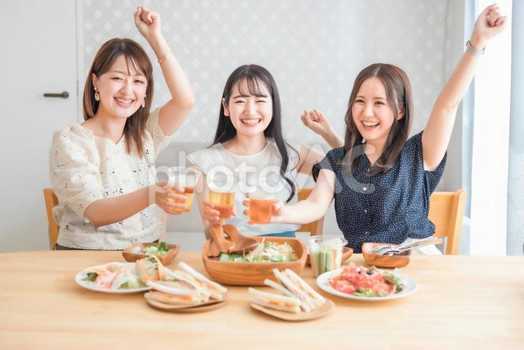 ビールをで乾杯する女性たち（乾杯） 女子会,食事,ビールの写真素材