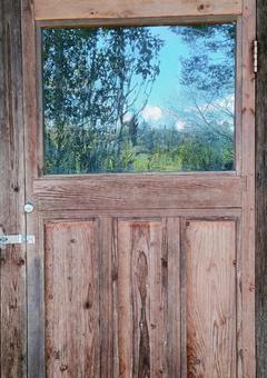 山の中の木のドア ドア,山小屋,木のドアの写真素材