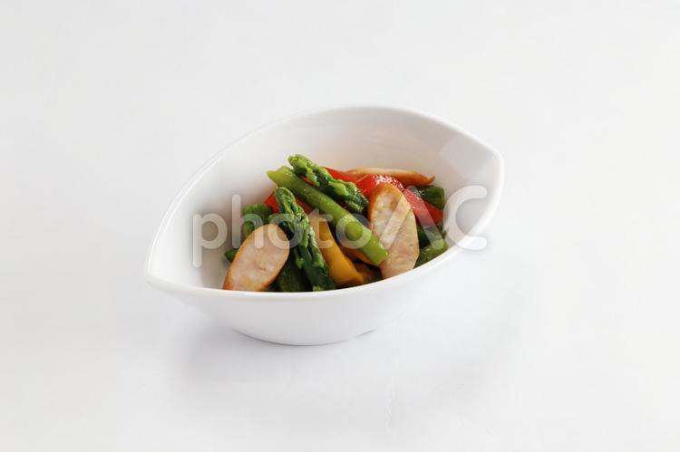 アスパラとウインナーの炒め物 小鉢,おかず,食事の写真素材