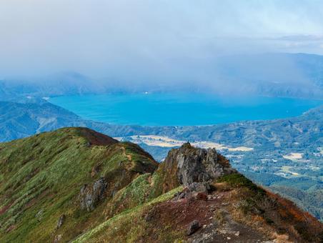 紅葉の秋田駒ケ岳（田沢湖方面） 秋田駒ケ岳,紅葉,秋の写真素材