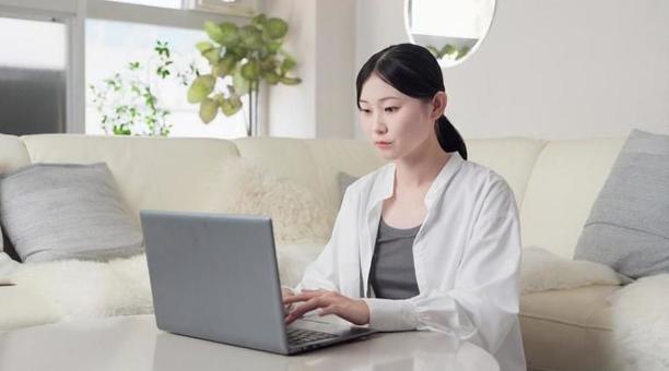 タイピングをするアジア人女性 タイピング,キーボード,女性の写真素材