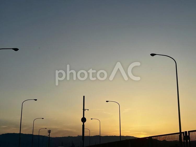 橋の上で迎える夕景 夕暮れ,夕焼け,橋の上の写真素材