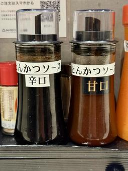 トンカツ屋のとんかつのソース おかず,ソース,味付けの写真素材