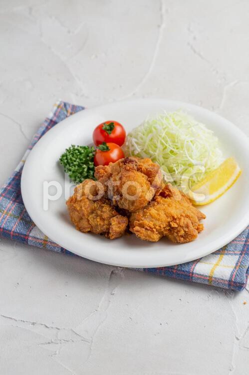 から揚げ（キャベツ・プチトマト・パセリ・レモン）縦位置 おかず,おそうざい,から揚げの写真素材