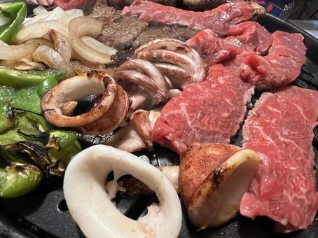 ホットプレートで焼かれる美味しそうな牛肉 焼肉,ホットプレート,イカの写真素材
