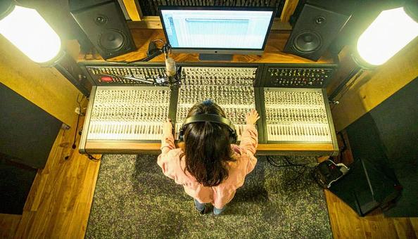 レコーディングスタジオで働くエンジニア レコーディングスタジオで働くエンジニアの写真