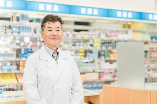 薬局・病院・ドラッグストアで働く薬剤師 薬局・病院・ドラッグストアで働く薬剤師 薬剤師,薬局,薬の写真素材