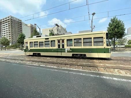 【風景写真】広島市内の風景 【風景写真】広島市内の風景 広島市,車窓,路面電車の写真素材