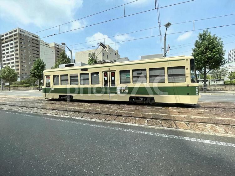 【風景写真】広島市内の風景 広島市,車窓,路面電車の写真素材