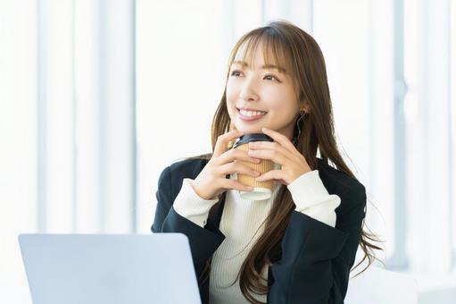 パソコンを使う女性・ビジネスウーマン 女性,パソコン,働くの写真素材