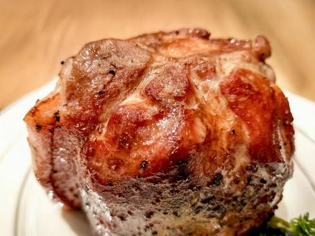 ポークの塊肉のステーキ ポークの塊肉のステーキ ポークステーキ,塊肉,豚肉の写真素材