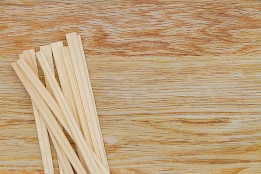 木目背景に置かれた未使用の割り箸 割り箸,箸,使い捨ての写真素材