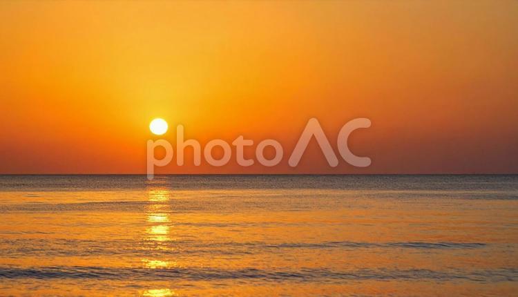 夕暮れ時の日が沈む太陽と海 海,夕日,夕焼けの写真素材