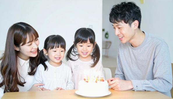 家族で子どもの誕生日を祝うの写真