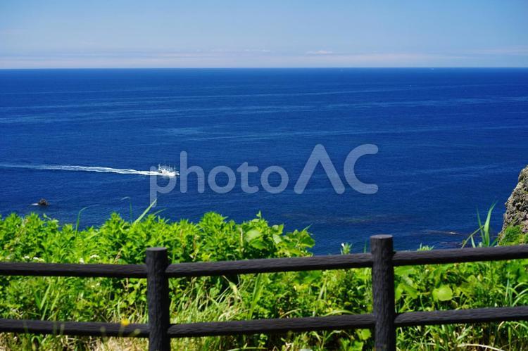欄干から見える青い海と船の風景 欄干,船,海の写真素材