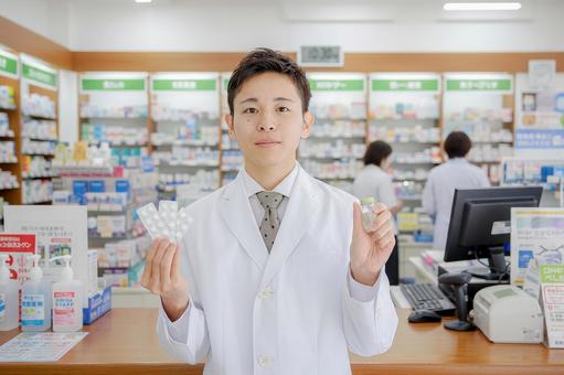 薬局と白衣の男性 薬局と白衣の男性 薬剤師,薬局,調剤の写真素材