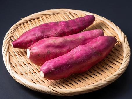 ざるに盛られたサツマイモ ざるに盛られたサツマイモ さつまいも,芋,野菜の写真素材
