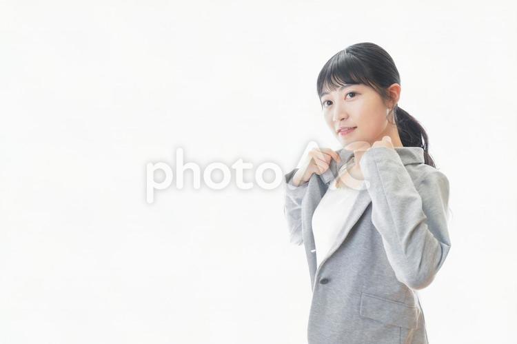 外回りの営業に出かけるキャリアウーマン 微笑み,契約社員,ビジネススーツの写真素材