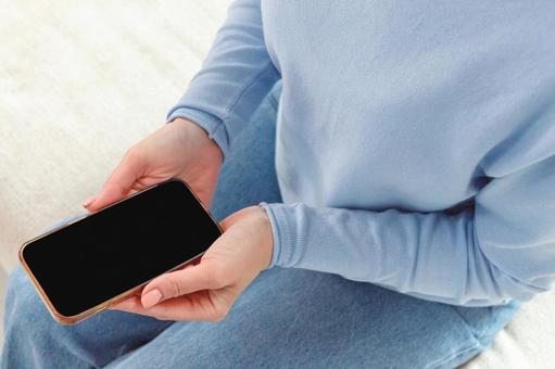 スマートフォンを使う女性の手元 女性,外国人,欧米人の写真素材