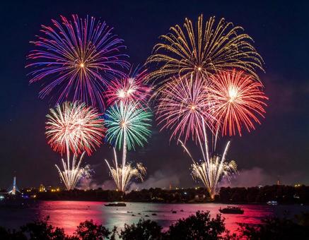 夜空を彩る打ち上げ花火 夜空を彩る打ち上げ花火の写真