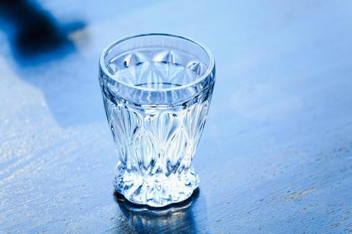 水の入っているグラスコップの写真