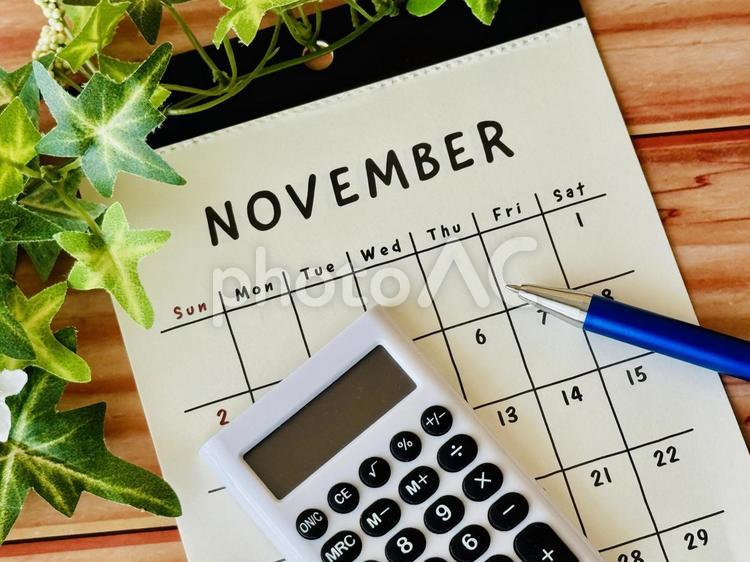 11月カレンダーと電卓 11月,カレンダー,スケジュールの写真素材