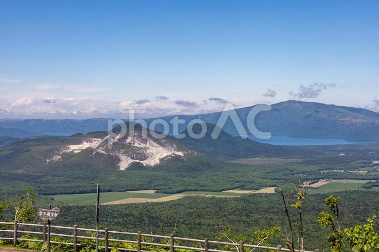 6月初夏の摩周湖展望台から見た硫黄山 道東,摩周湖,屈斜路湖の写真素材