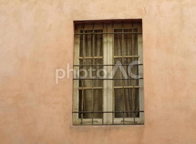  頑丈な窓枠　窓　中世　イタリア 窓,窓枠,中世の写真素材