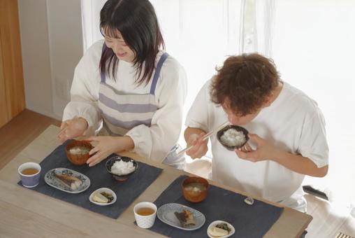 幸せそうに食事をする若いカップル 笑顔,幸せ,新婚の写真素材