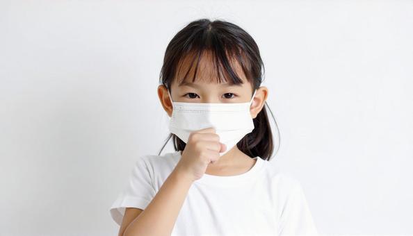 風邪で咳をしてマスクをしている女の子 風邪で咳をしてマスクをしている女の子の写真