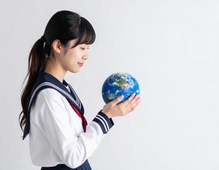 地球のような球体を持った女子生徒 地球のような球体を持った女子生徒の写真
