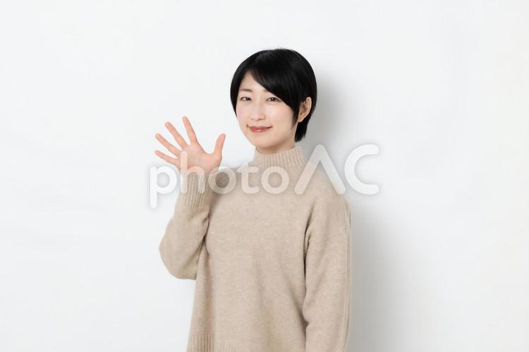 指を５本立てている笑顔の女性 女性,女子,女の写真素材